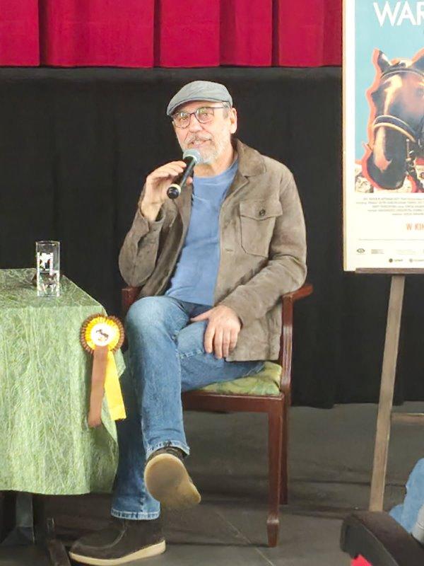 DKF 17.04.2026: PIENIĄDZE TO NIE WSZYSTKO, CZYLI KOŃ BY SIĘ NIE UŚMIAŁ  – RELACJA ZE SPOTKANIA Z AKTOREM TOMASZEM SAPRYKIEM PO PROJEKCJI FILMU „WIELKA WARSZAWSKA”